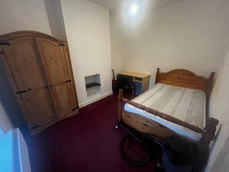 Photo 1: Room available