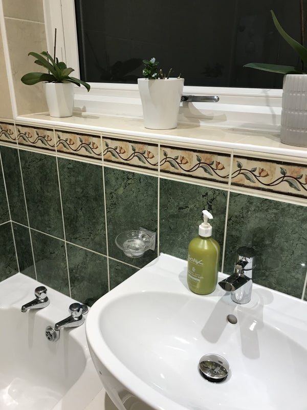 Photo 1: Own bathroom