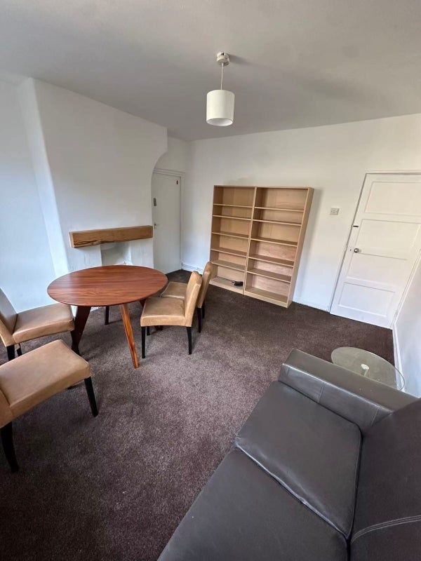 Photo 1: Living room 