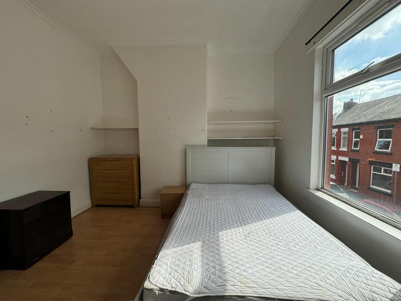 Photo 1: Double-bed room