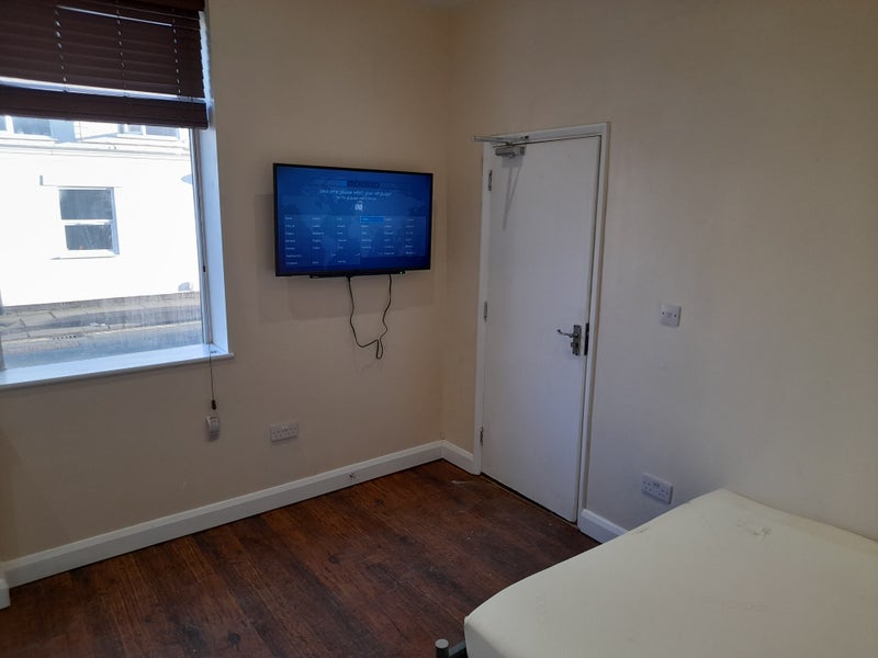 Photo 1: Double Ensuite + Smart TV