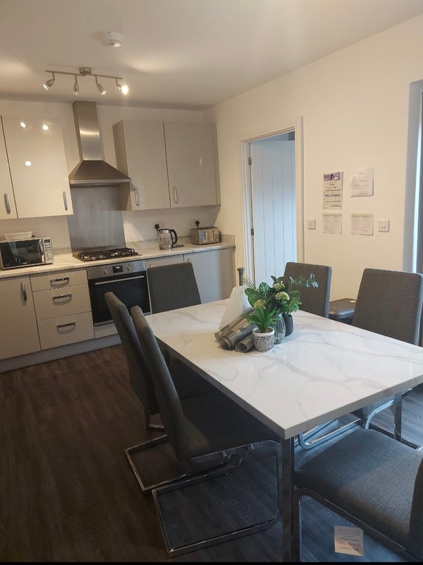 Photo 1: Kitchen/ dining