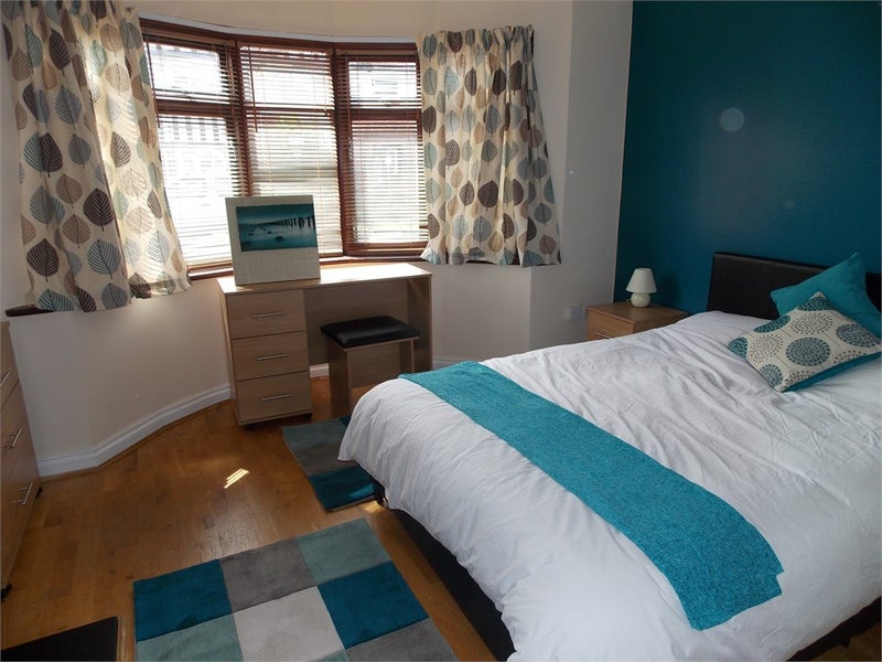 Photo 1: Room 4 - Double Room 