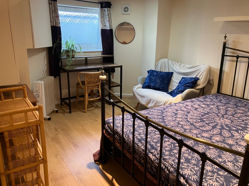 Photo 1: Double bedroom (w/onsuite)