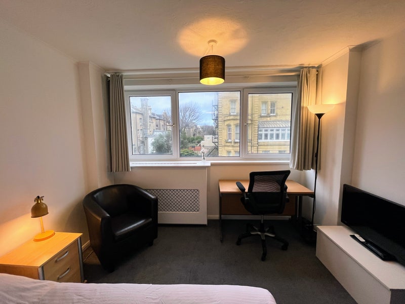 Photo 1: Beautiful, bright and modern, fully-furnished room ⭐️