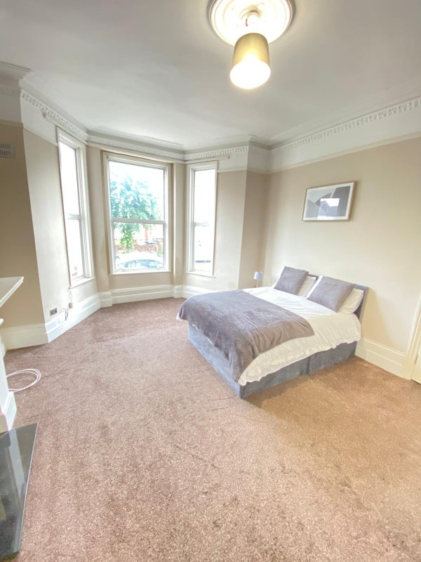 Photo 1: MASSIVE DOUBLE ROOM £240.00 PER WEEK ALL BILLS INLCLUDED