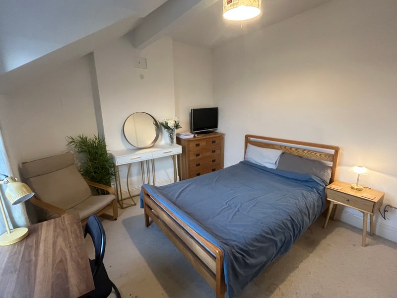 Photo 1: Spacious & Cosy Room 