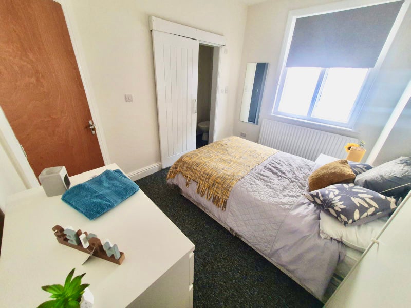 Photo 1: LOVELY ROOM