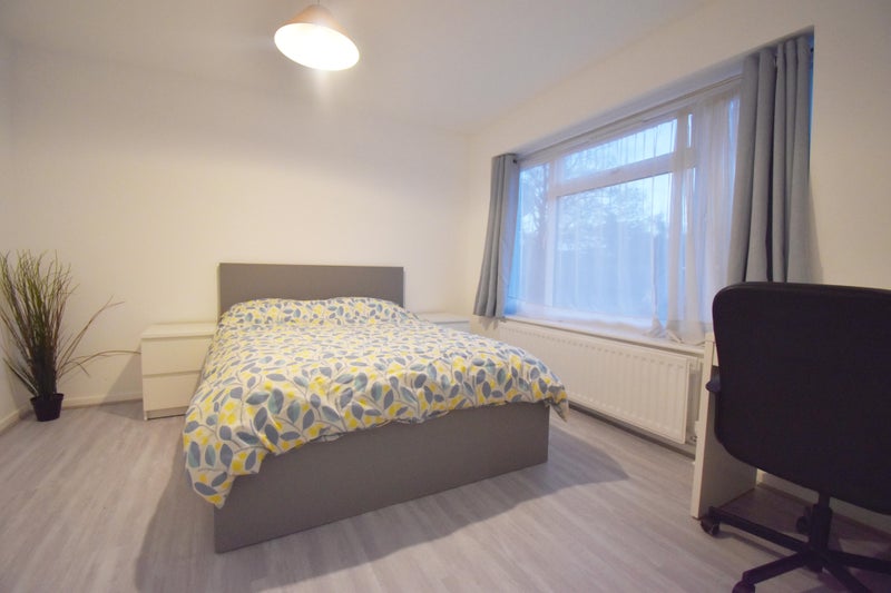 Photo 1: Large, spacious room