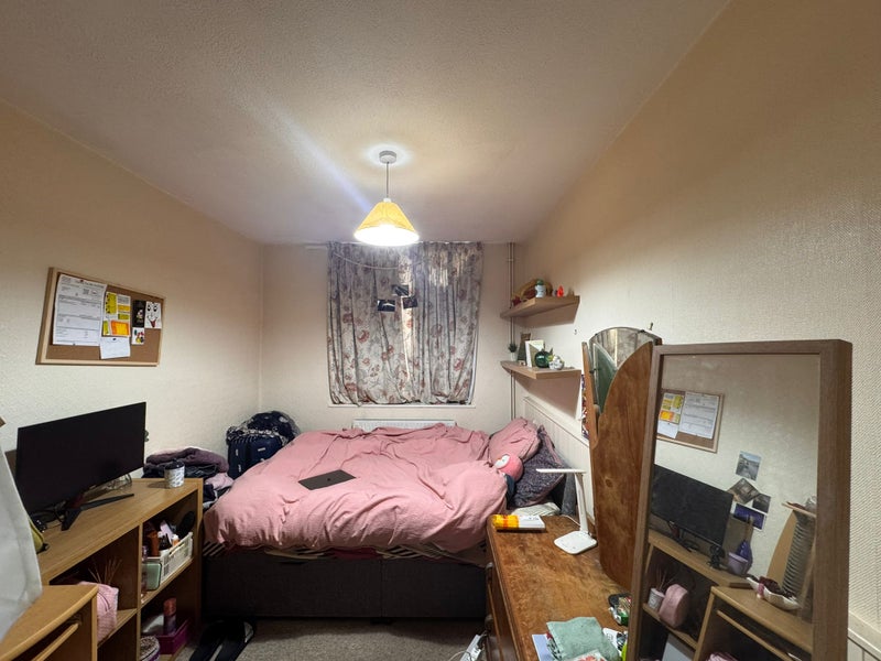 Photo 1: Small Double available to rent £550 pcm