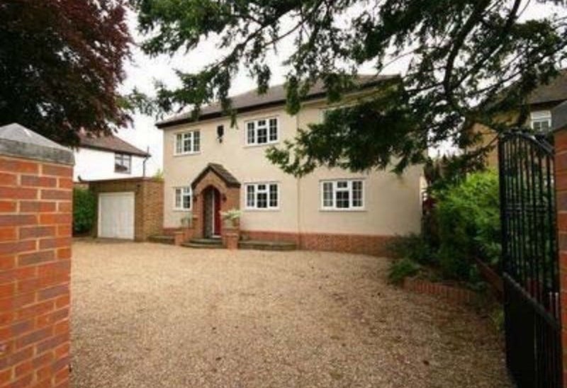 Photo 1: Large house with 7 bedrooms with only 5 occupants