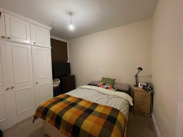 Photo 1: Bedroom