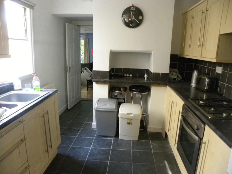 Photo 1: Well equipped kitchen