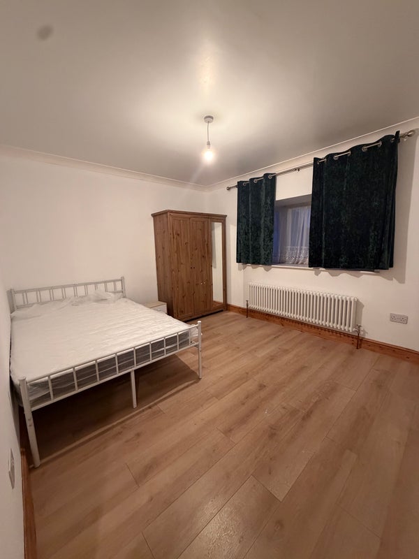 Photo 1: Double bedroom 2