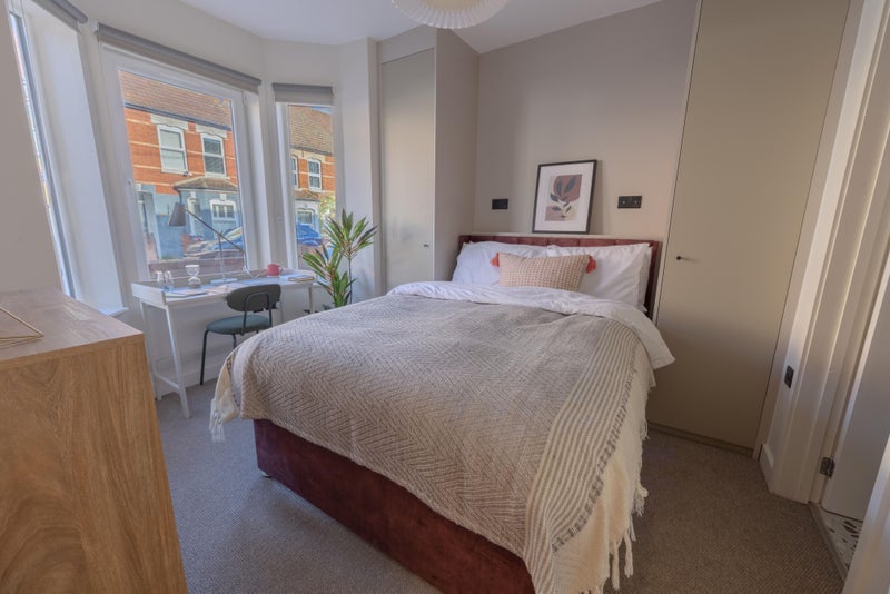 Photo 1: Room 1 - Gorgeous ground floor ensuite - available now!