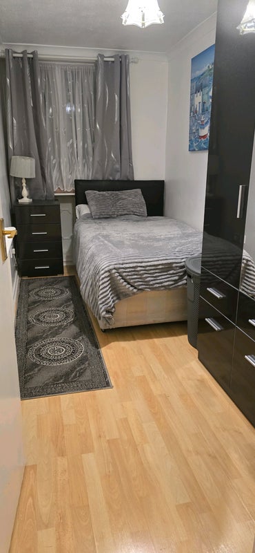 Photo 1: Preferred male,quiet,respectful as I live in the house please