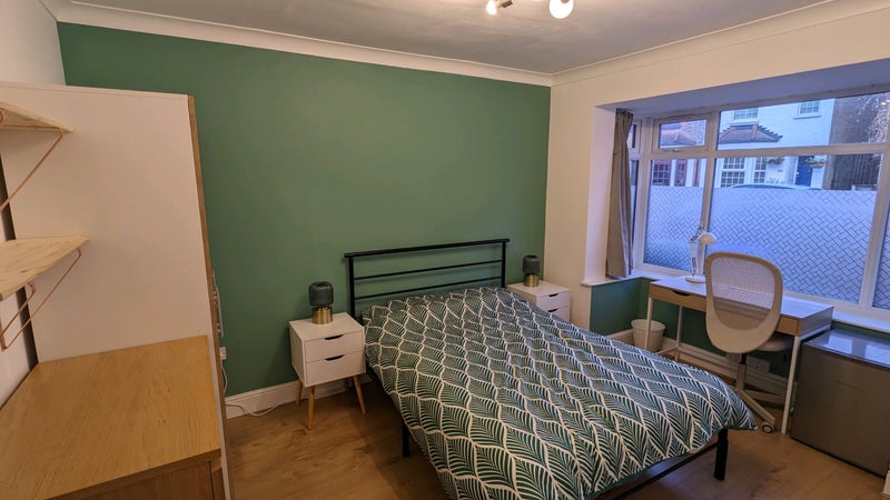 Photo 1: Bedroom 3: Newly decorated large double with a modern feel & plenty of storage space. £750pcm.