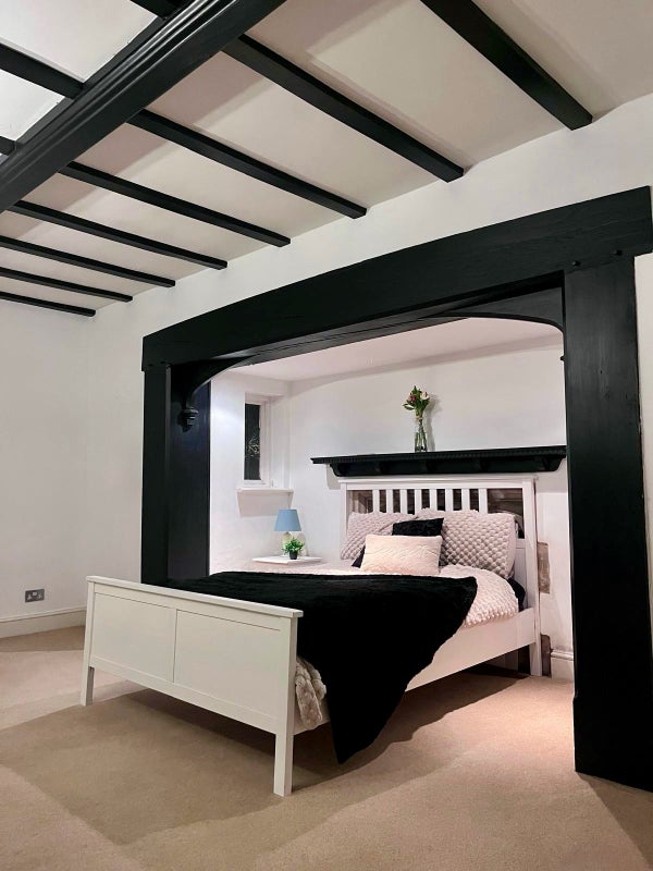 Photo 1: Large Studio Room