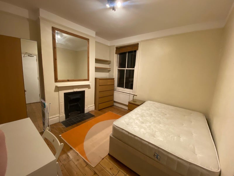 Photo 1: Large and spacious facing the garden