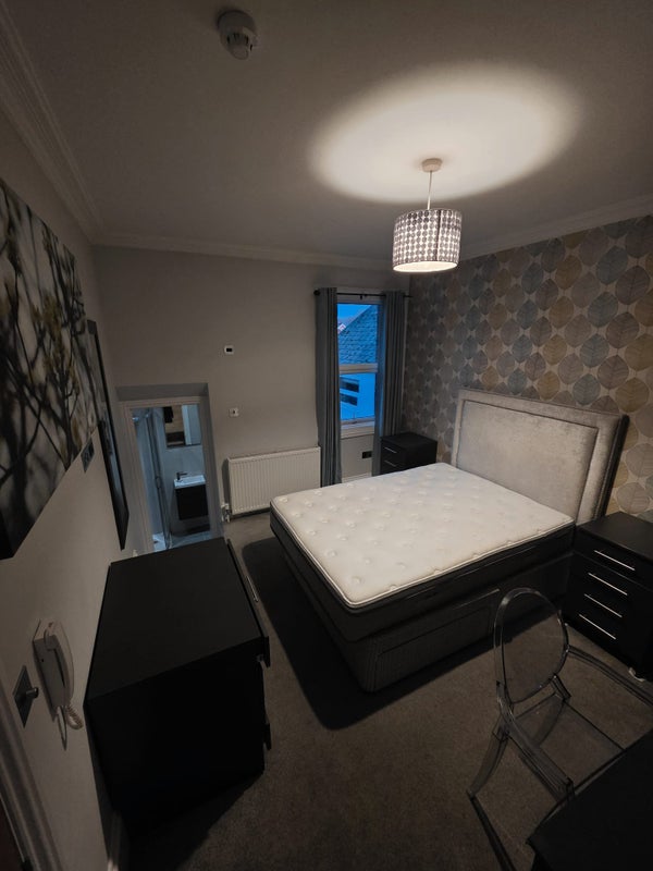 Photo 1: FF - En-suite Bedroom 4