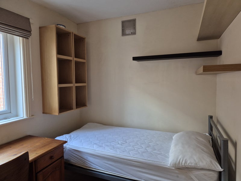 Photo 1: Single bedroom