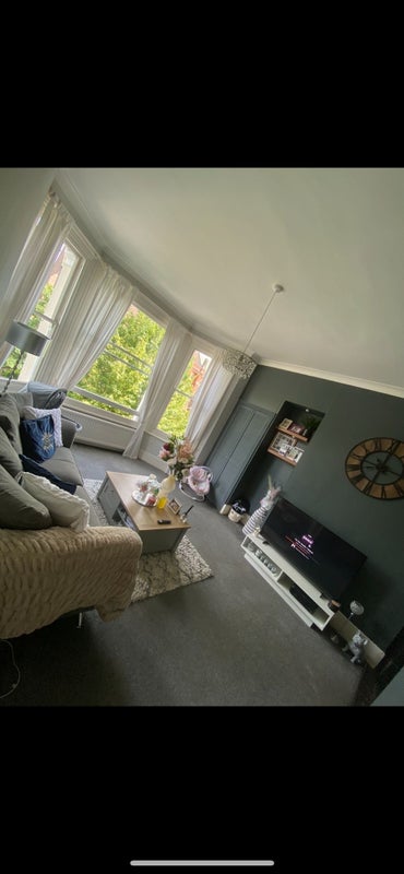 Photo 1: Living room & kitchen 