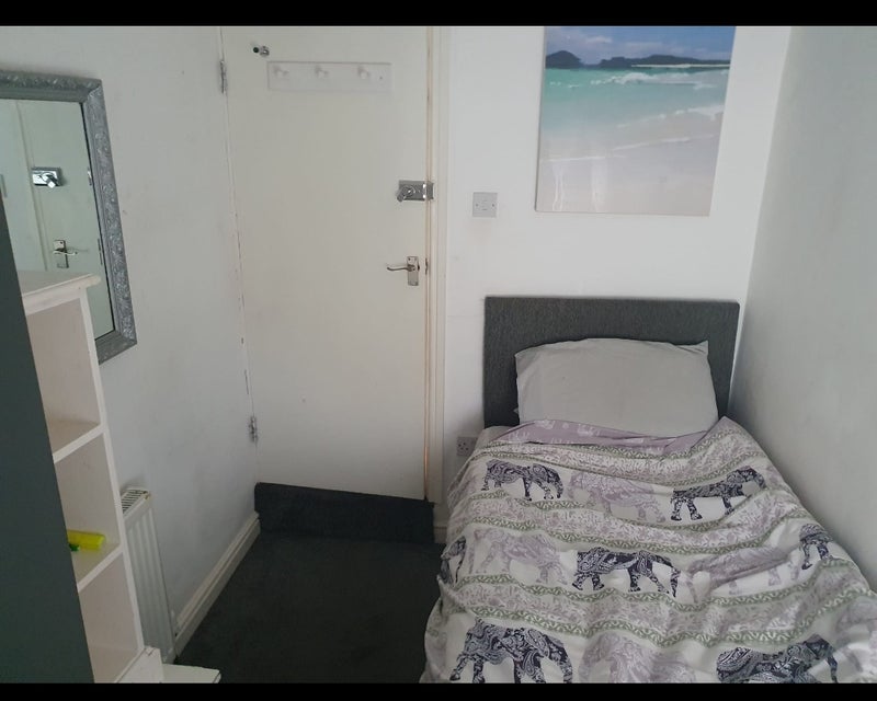 Photo 1: Single room available now