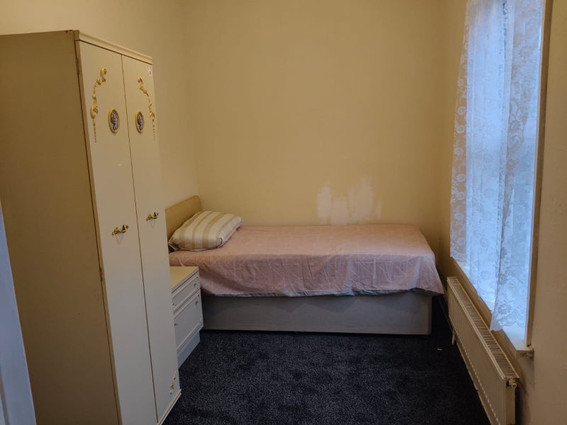Photo 1: Single room