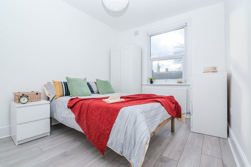 Photo 1: Double Room £780 pcm, not suitable for couples