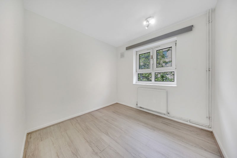 Photo 1: 910 per month