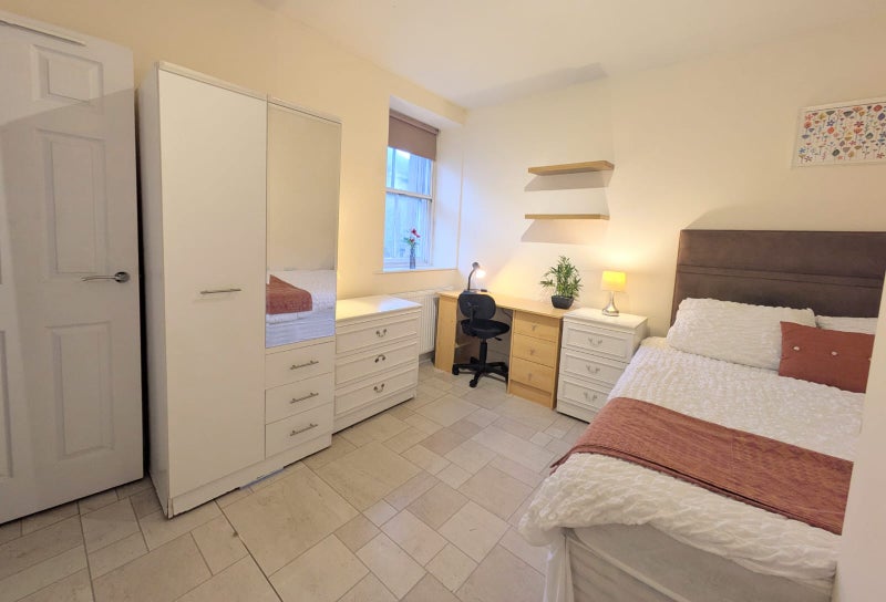 Photo 1: ensuite room available now - £650/mo
