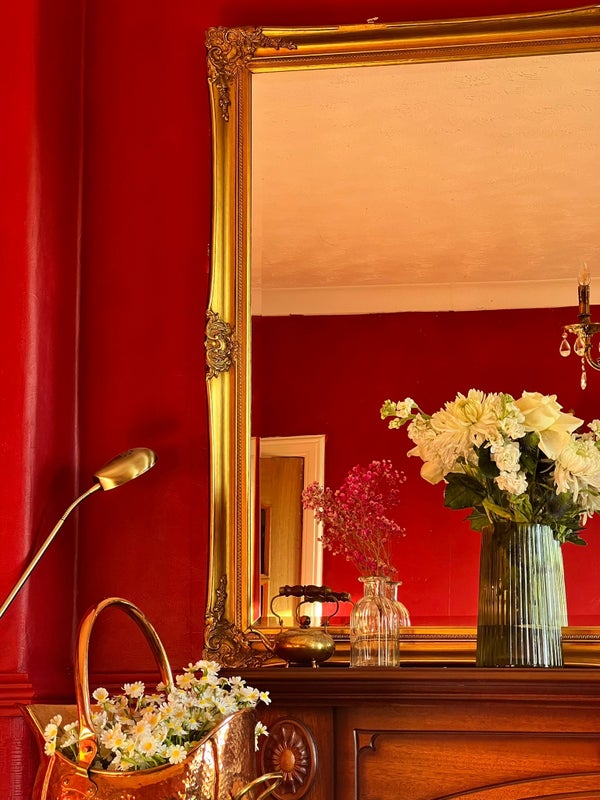 Photo 1: Living room 