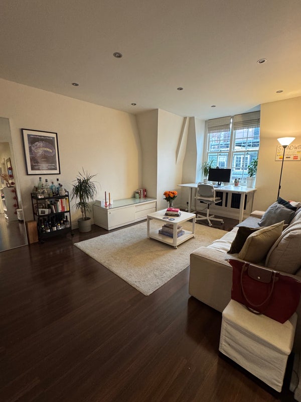 Photo 1: Living room 