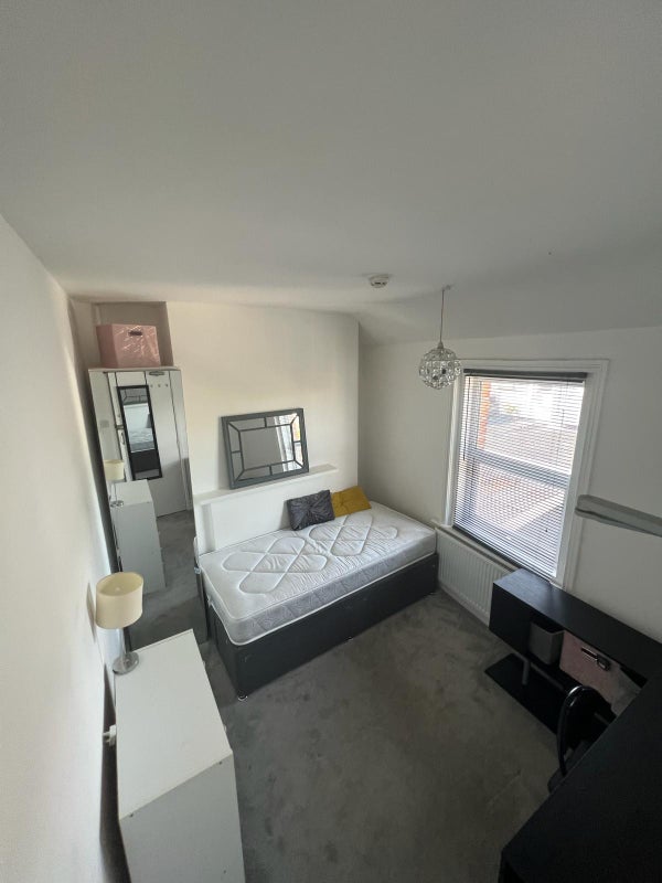 Photo 1: Room to let