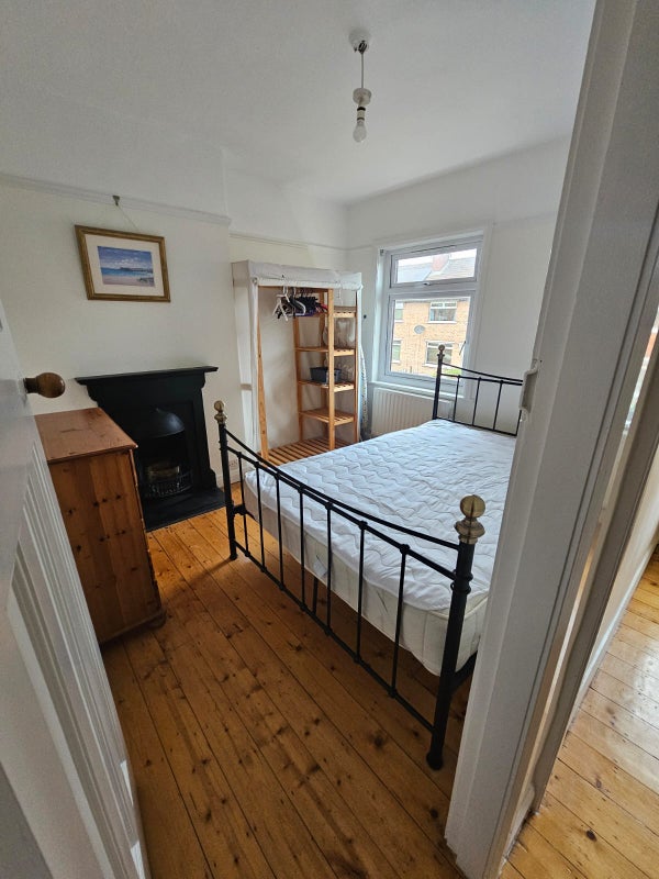 Photo 1: Free Bedroom 