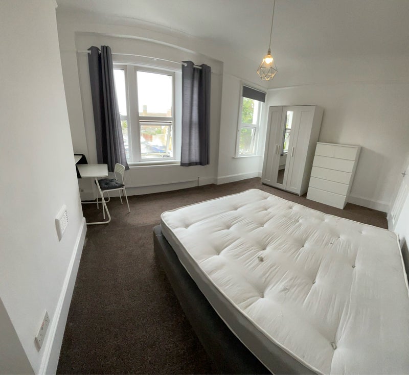 Photo 1: Room 2 (suitable for couples)