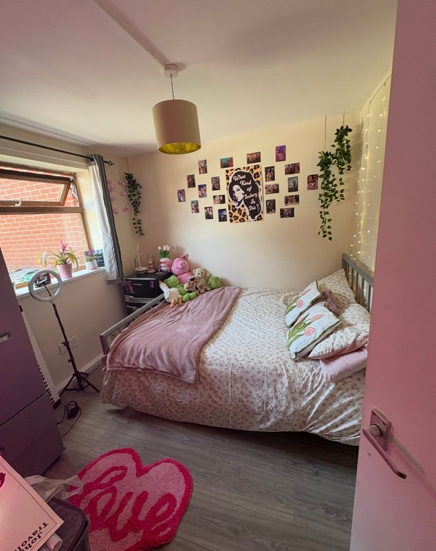 Photo 1: Room available 