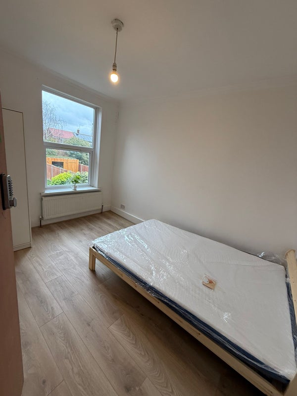 Photo 1: Double Room Near Wood  Station E17