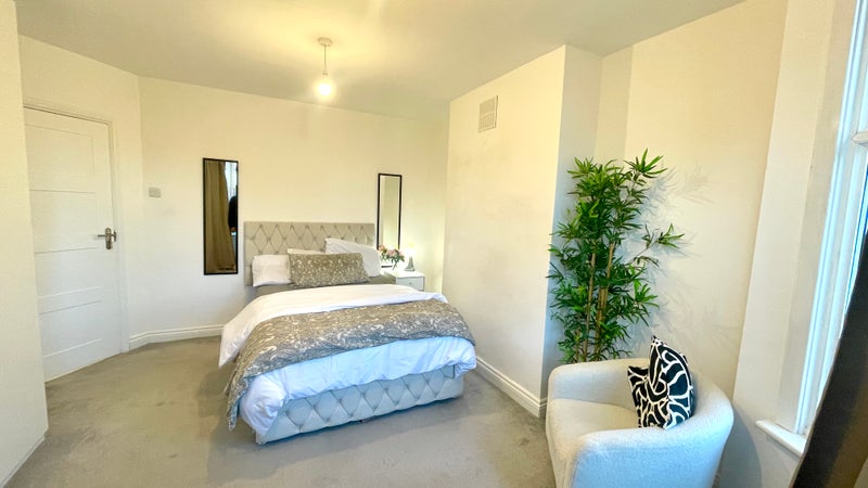 Photo 1: Full Double Bedroom view