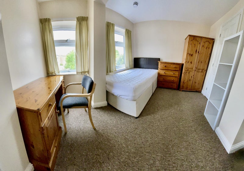 Photo 1: 1: Large Double Ensuite available 18/3