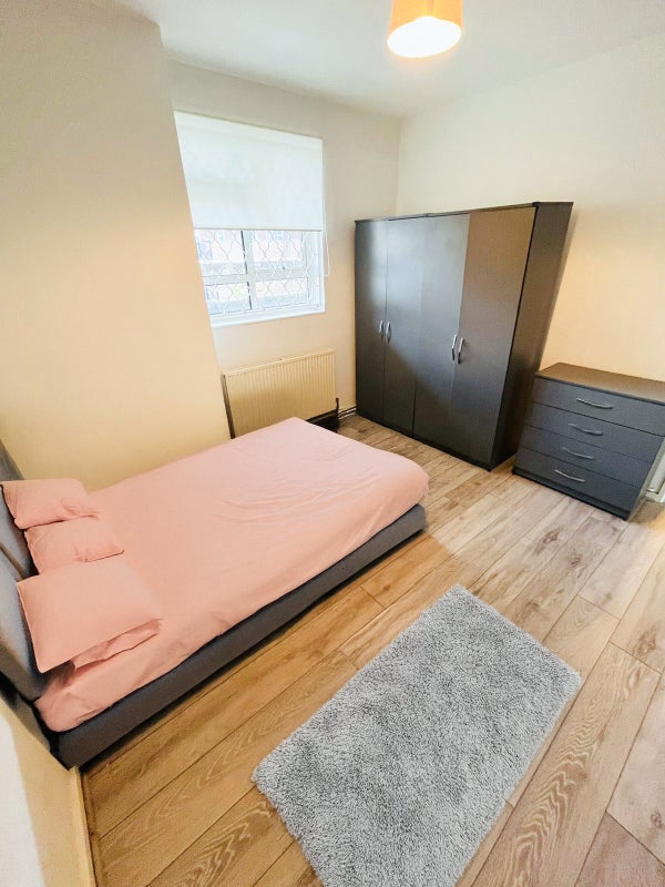 Photo 1: Double Room (£800) - All Bills Included