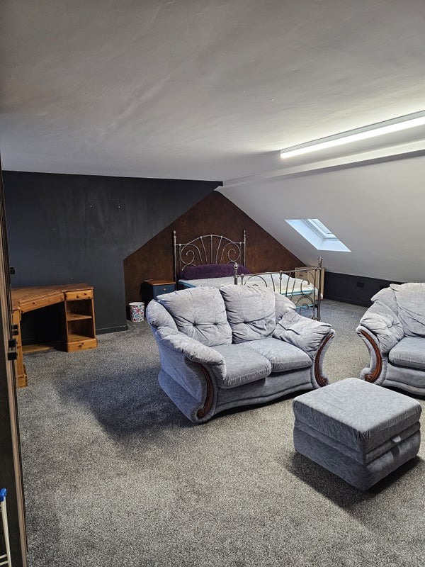 Photo 1: Spacious area