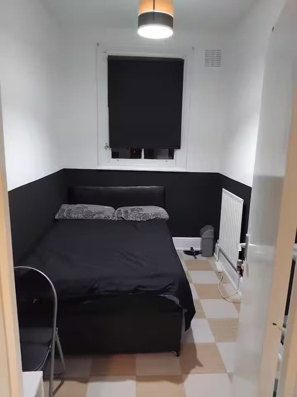 Photo 1: Room 1. Medium size double room £1100pcm.