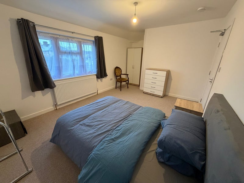 Photo 1: Large Double room 