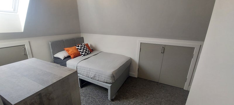 Photo 1: £825 ensuite bedroom 