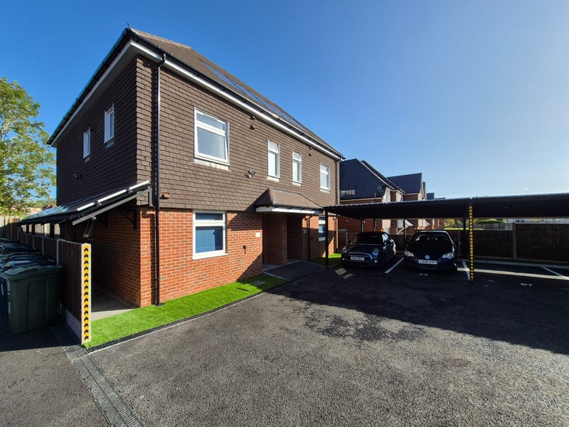 Photo 1: House / Frontage 