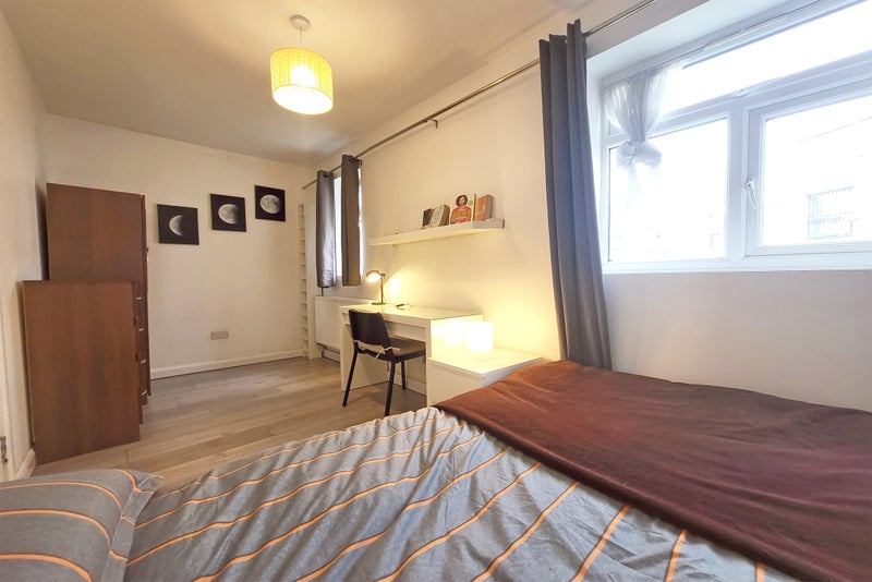 Photo 1: £1025pcm Large Double