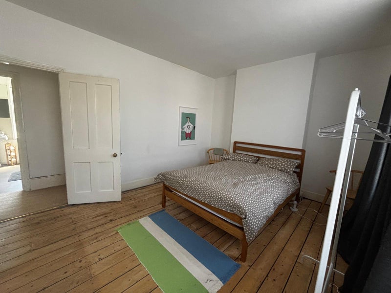 Photo 1: Room 1 - £ 850 