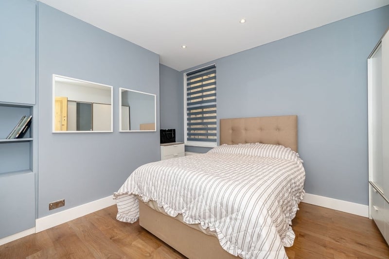 Photo 1: Room 2 with huge 4 door wardrobe (white)