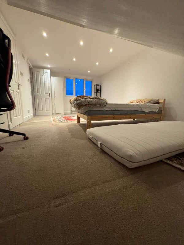 Photo 1: Ensuite room 2nd floor